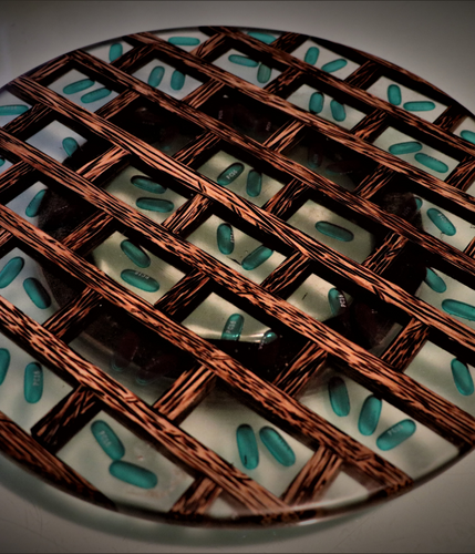 Platter with light wood and small light blue boxes with figurines